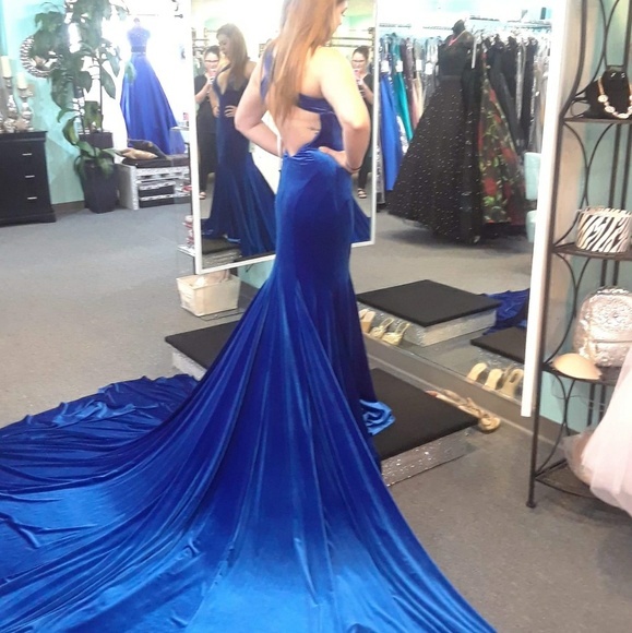 One of a kind velvet Mac Duggal - Picture 3 of 3